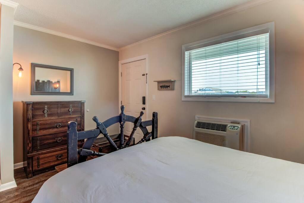 Kraken'S Den * Oceanview * Steps To Ocean * Pool Apartment Carolina Beach Exterior photo